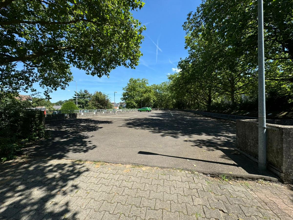 Außenparkplatz Fra-Mangat Shuttle