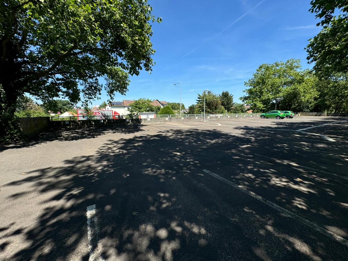 Außenparkplatz Fra-Mangat Shuttle