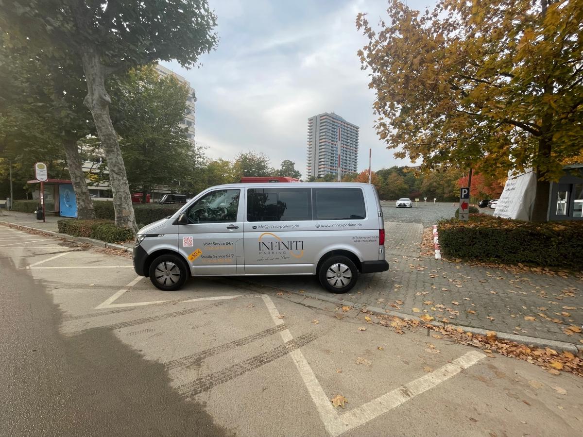 Außenparkplatz Infiniti Parking Shuttle