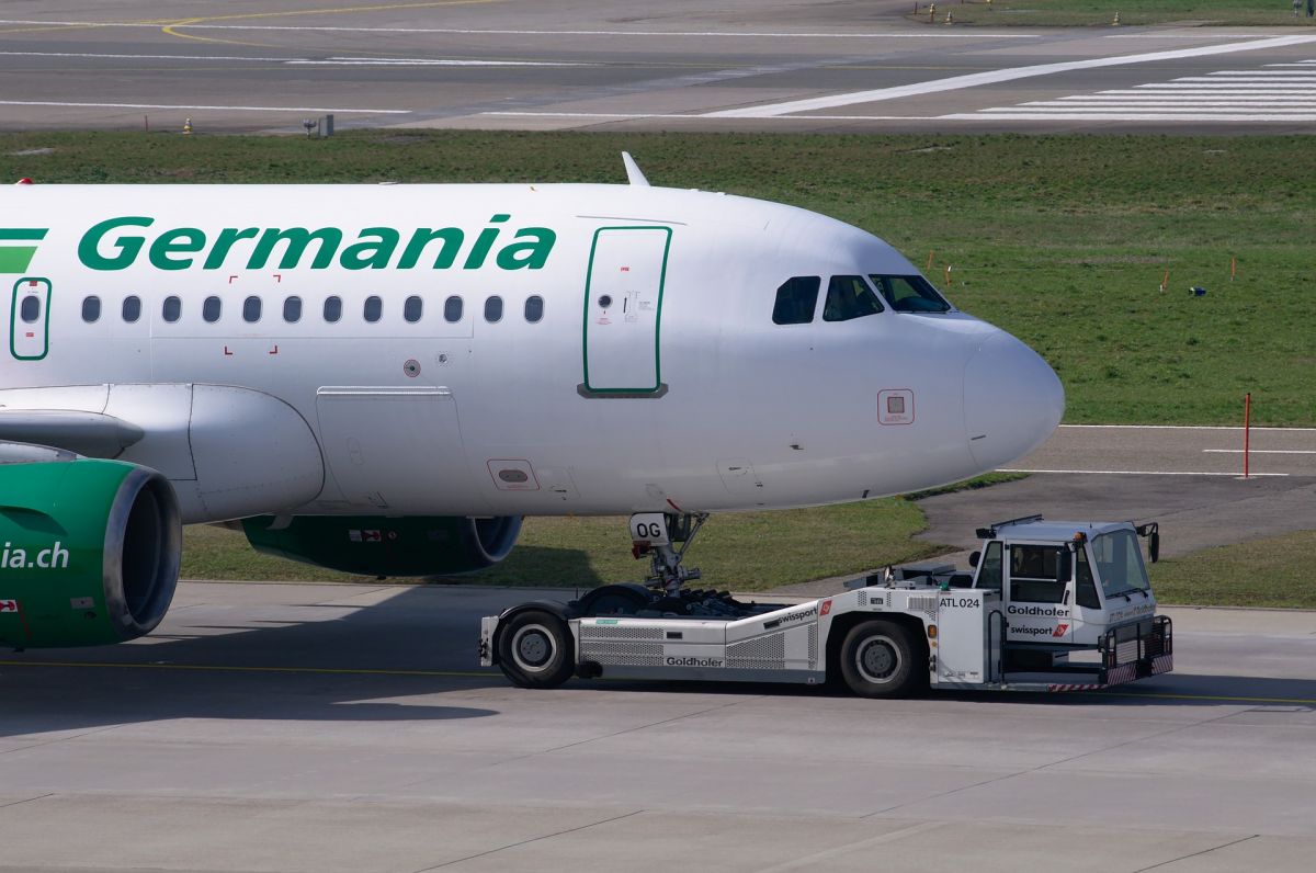 aircraft-2160456_1920