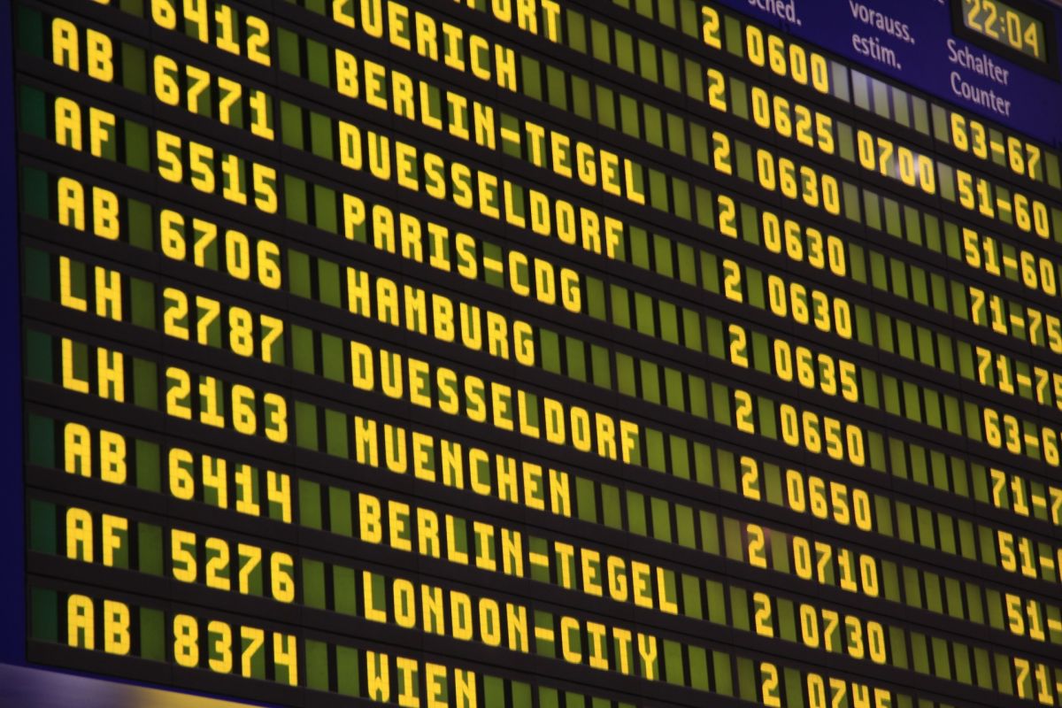 airport-285592_1920