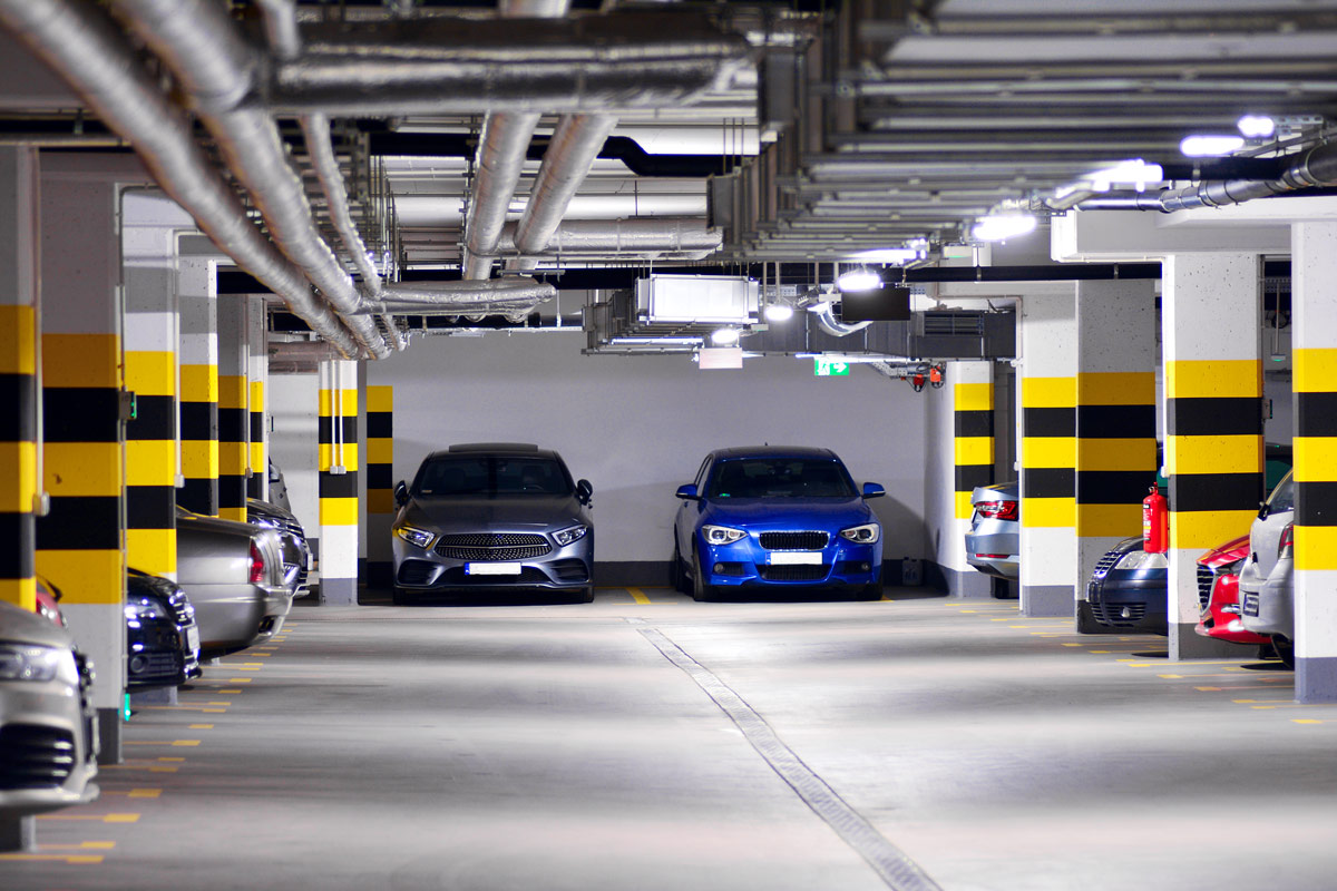Blick in eine Tiefgarage mit mehreren geparkten Autos.