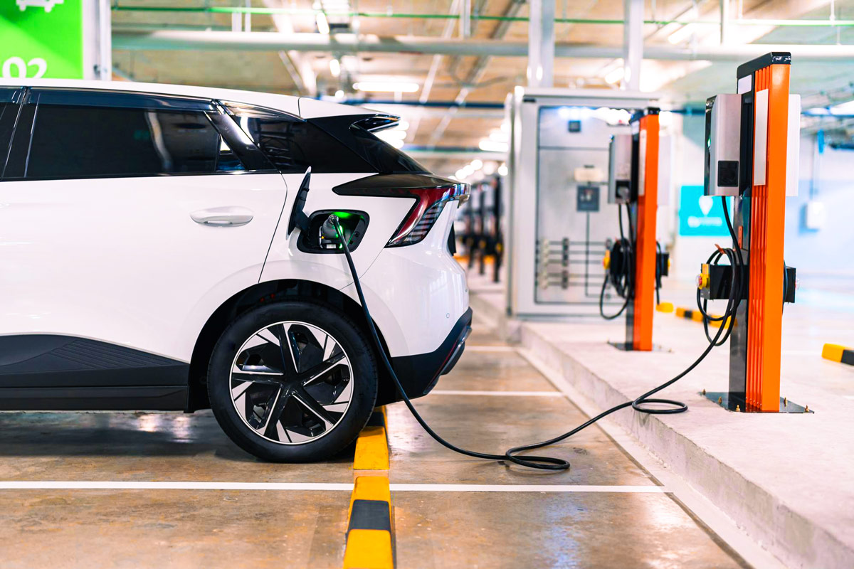 E-Auto am Flughafen laden: Ladesäulen, Stecker & Tipps